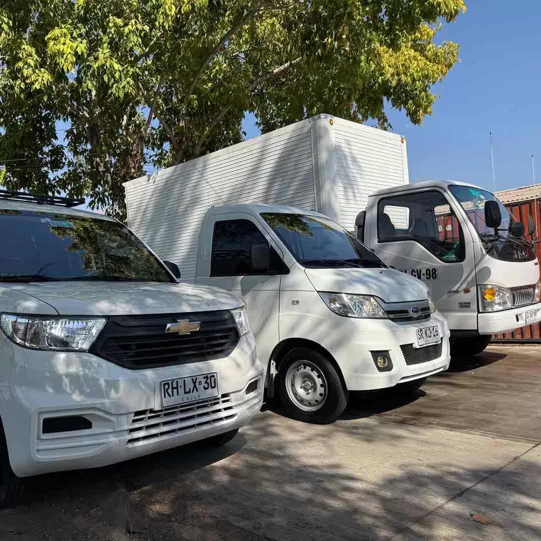 Camioneta rotulada de Mudanzas Moinco